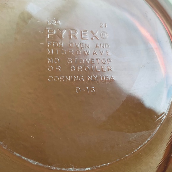 SOLD! VTG? Pyrex cranberry 2L casserole dish - Picture 8 of 12